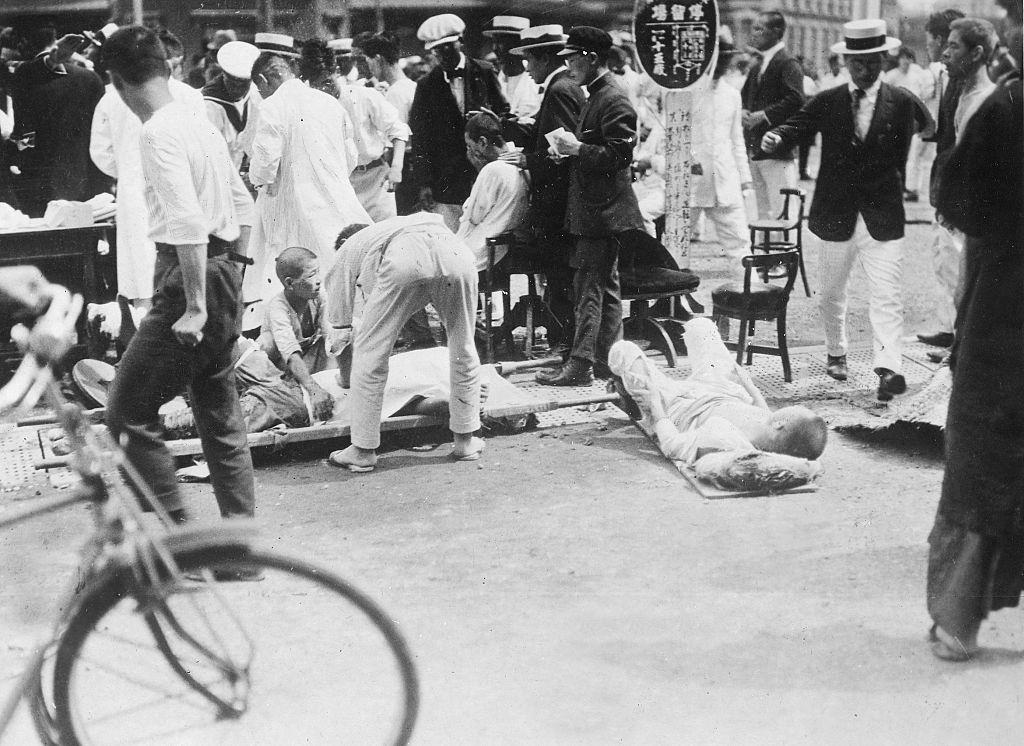Wounded people being treated on the streets after the Great Kanto Earthquake, 1923.