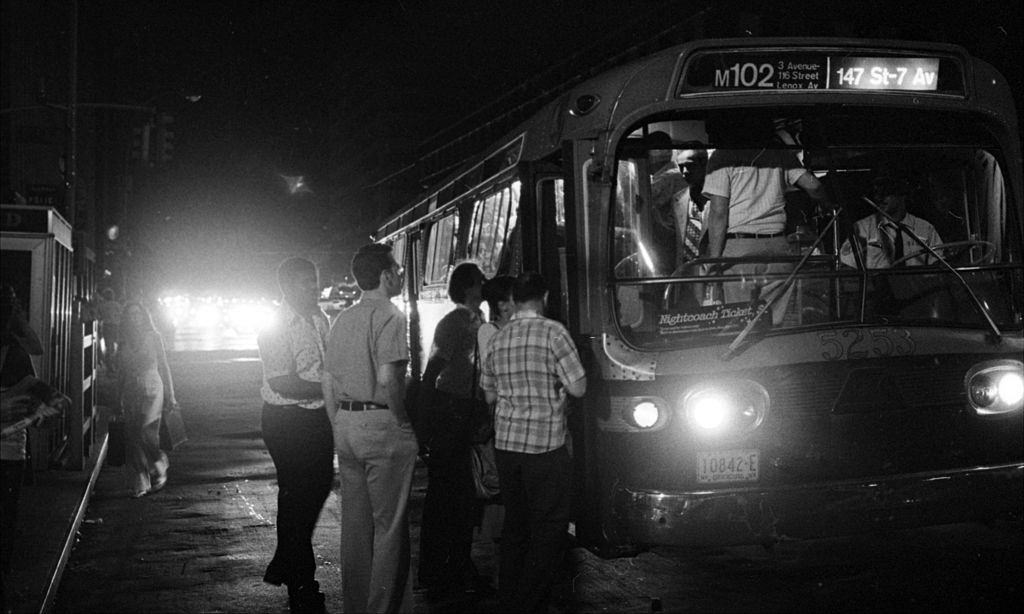 A metrószolgáltatás leállítása után az emberek a busz fedélzetén mozognak a New York City Hetedik sugárútján, 1977. július 13-án.