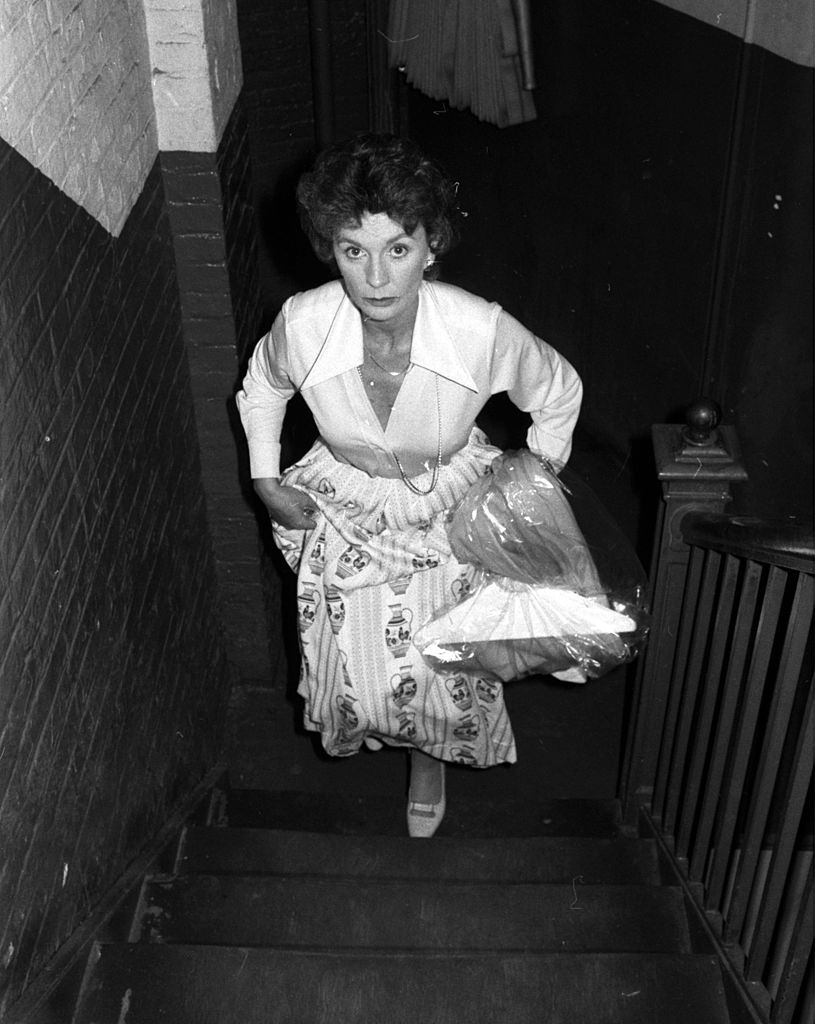 Actress Jean Simmons climbs four flights to rehearsal during the blackout of 1977.