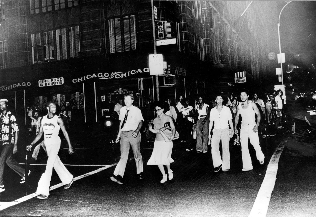 A crowd of New Yorkers make their way home during a power cut after a power station was struck by lightning July 13, 1977