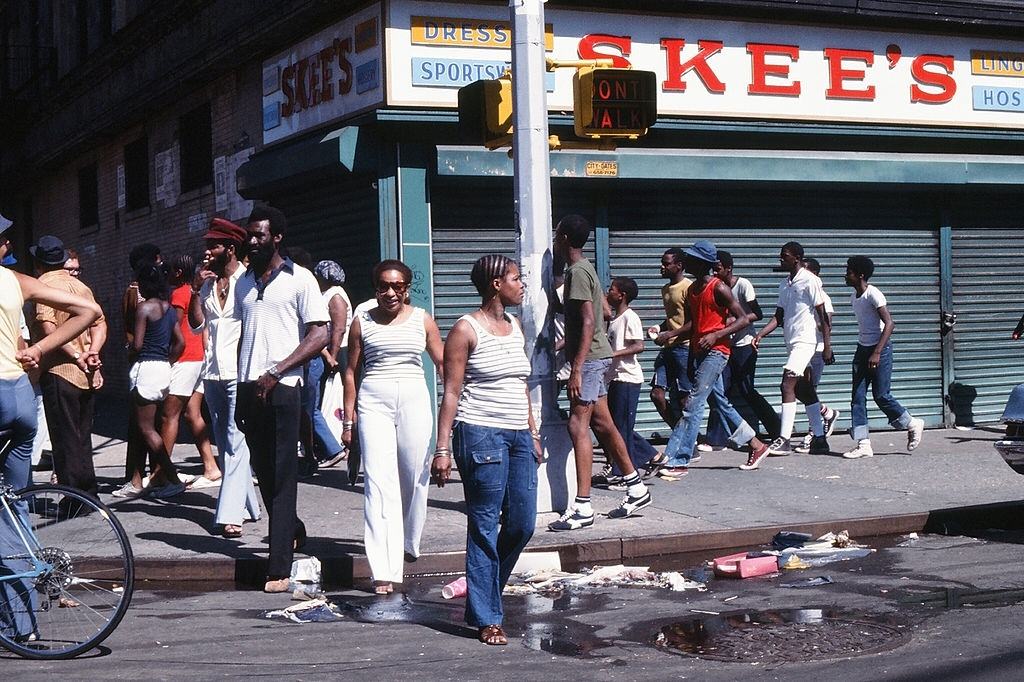 A gyalogosok egy utcai sarkon állnak a New York City-es áramszünet nyomán, Brooklyn, New York City, 1977. július 13.