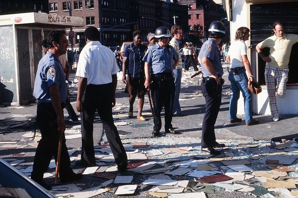 Az emberek a vödröt és az üvegeket kitöltötték egy nyitott tűzcsapból, az elsötétítés után, New York City, 1977.