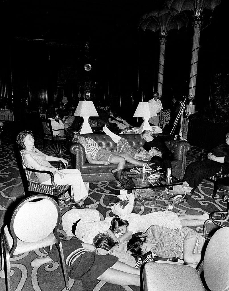 A rekedt emberek alszanak a New York-i Waldorf-Astoria szálloda halljában, 1977. július 13-án.