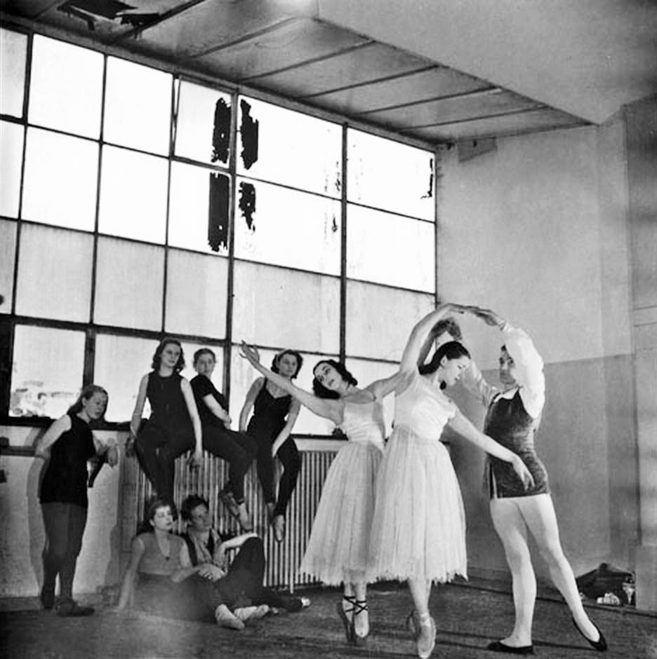 Audrey Hepburn, sitting, far right on the radiator, in the ballet studio of Sonia Gaskell in Zomerdijkstraat, 1945.