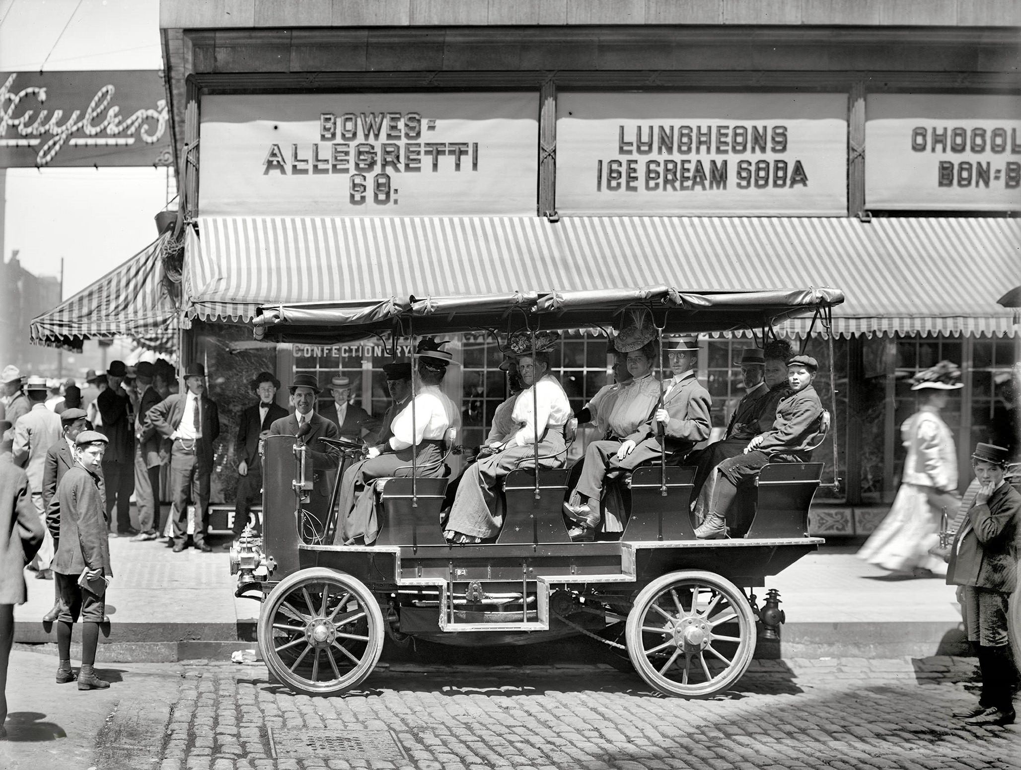 Auto at Monroe Street near State, Chicago, 1908