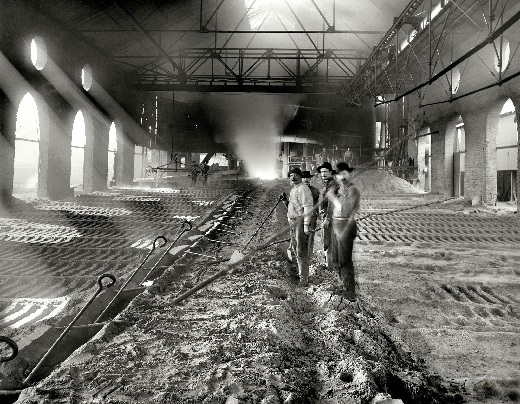 Casting pig iron, Iroquois smelter, Chicago circa 1901