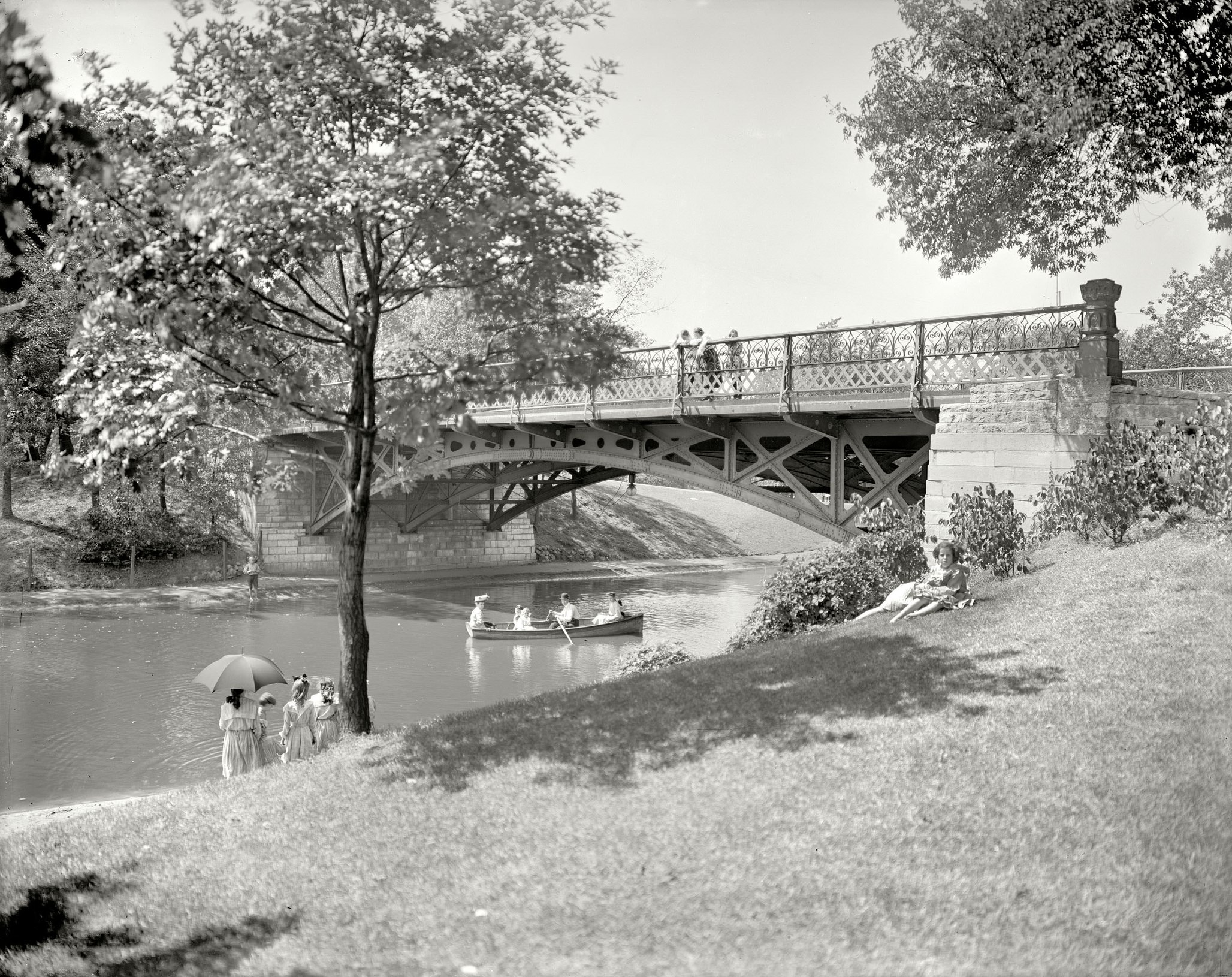 The bridge, Lincoln Park, Chicago circa 1905