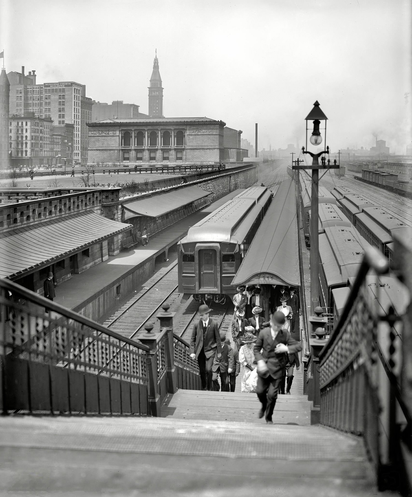 Arriving from the suburbs, Chicago, 1907