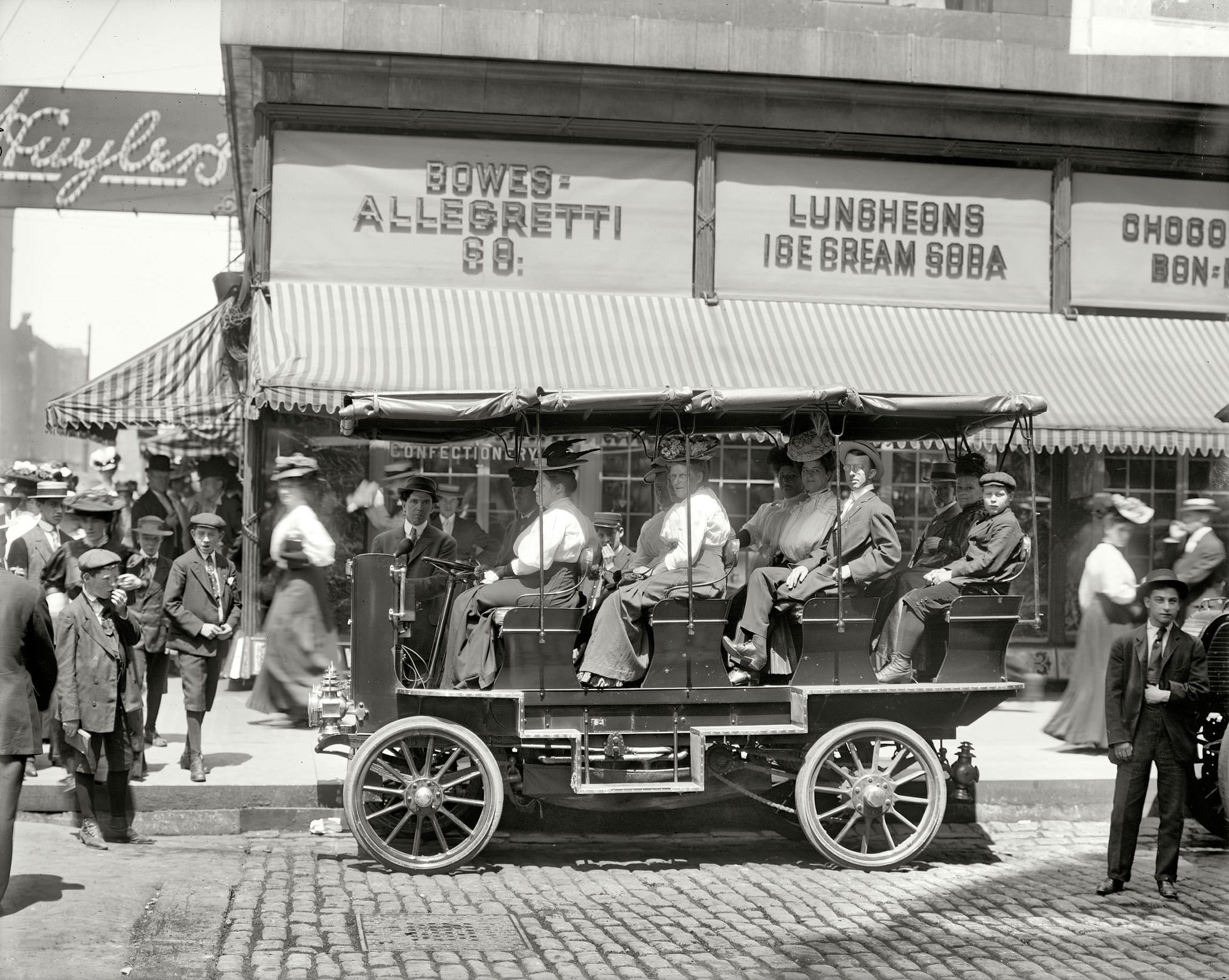 Seeing Chicago, auto at Monroe near State, Chicago, 1908