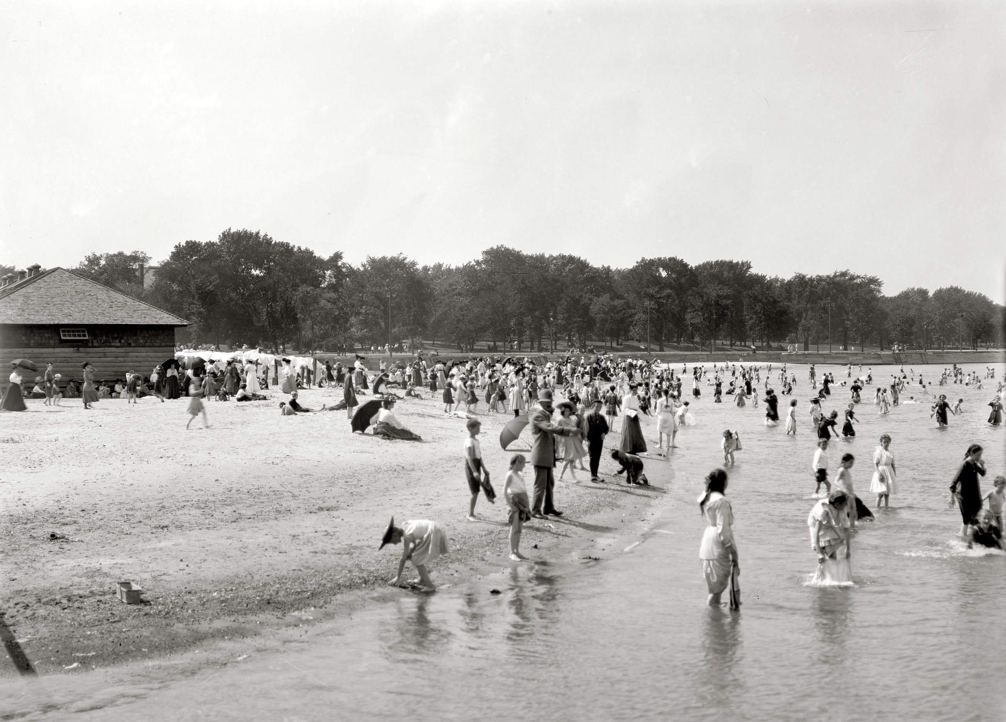 Children's bathing beach, Lincoln Park, Chicago, 1905