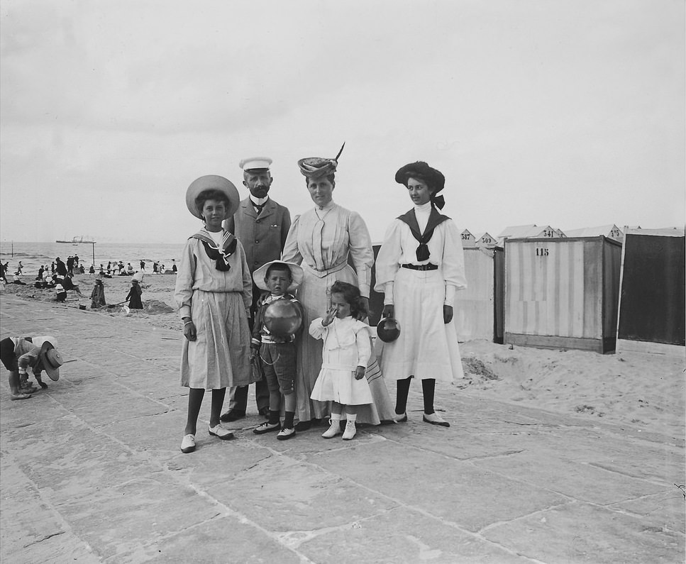 At Belgian seaside resort, July 1907