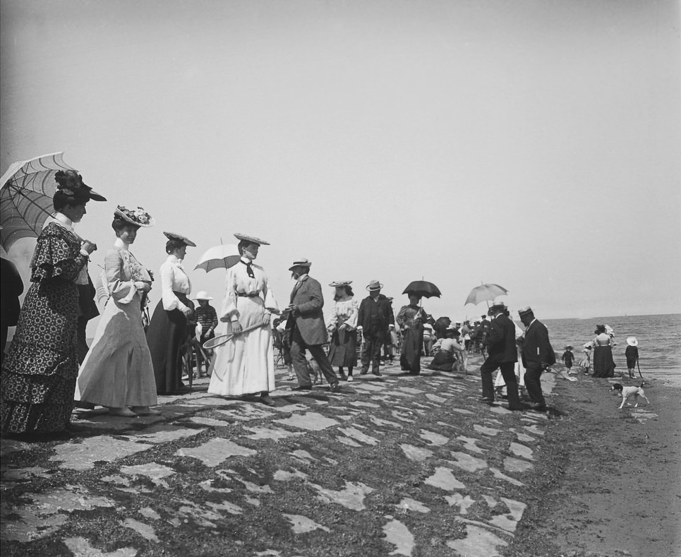 People near the beach in Ostend, 1904
