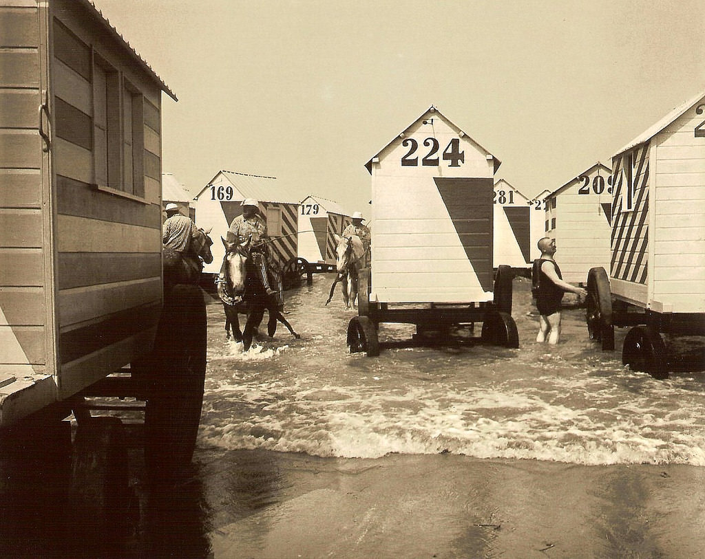 The beach huts in Blankenberge in summer of 1907