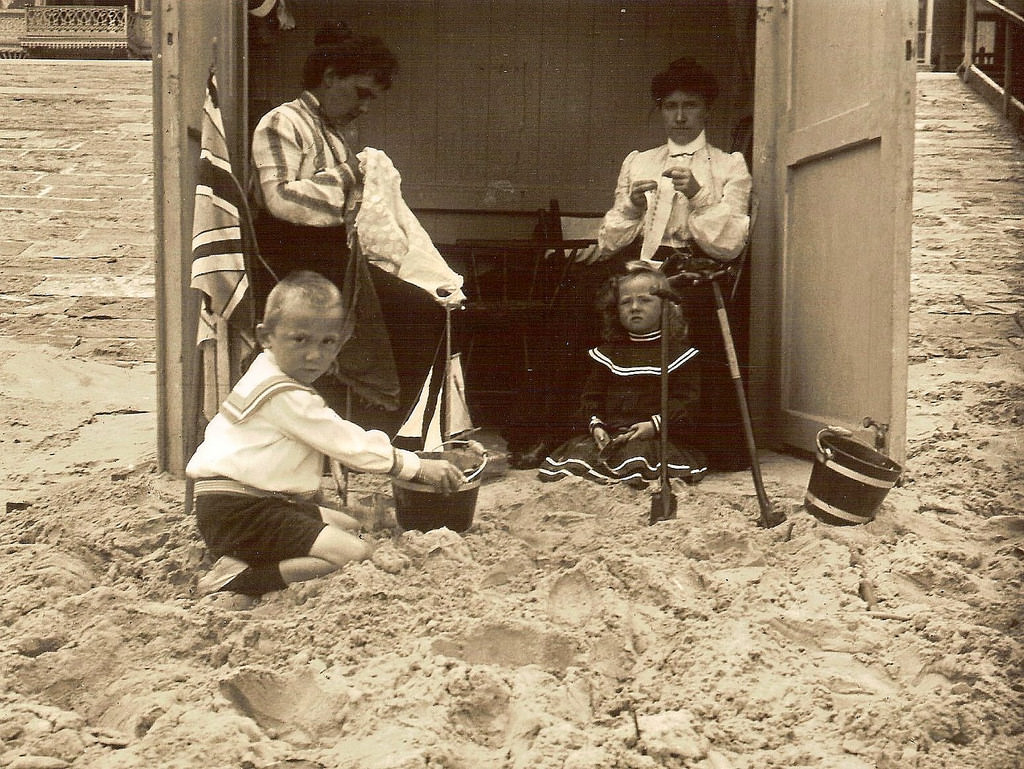 The family on the beach in Blankenberge, 1907
