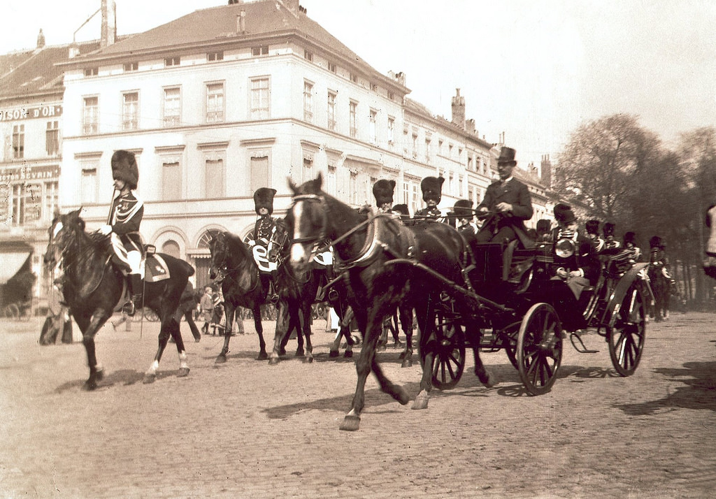The royal guard at the Porte de Namur, Brussels, 1907