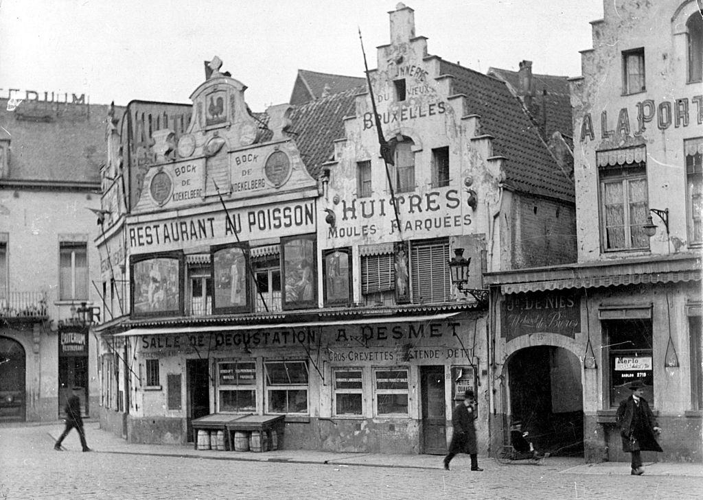 View of the outside of the fish market in Brussels, 1900.
