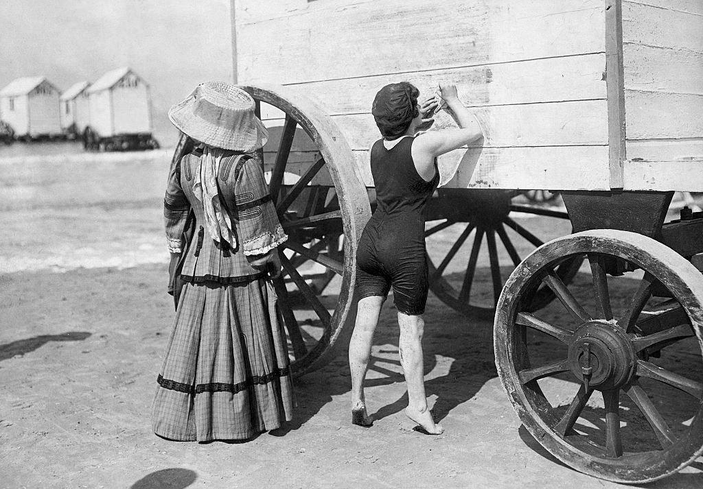 Two women at a beach wagon on the beach in Ostende, 1909.