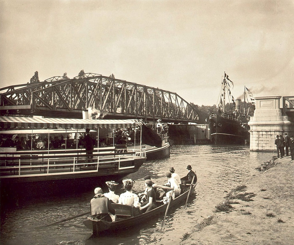 Boats and ships in Bruges, 1907