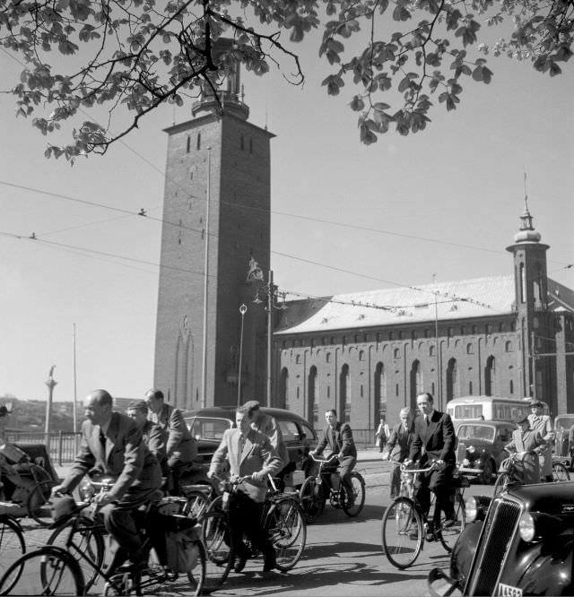 Cyclists during rush hour on Stadshusbron bridge.
