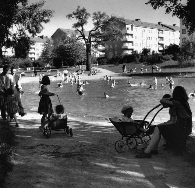 People strolling and swimming at Fredhällsparken.