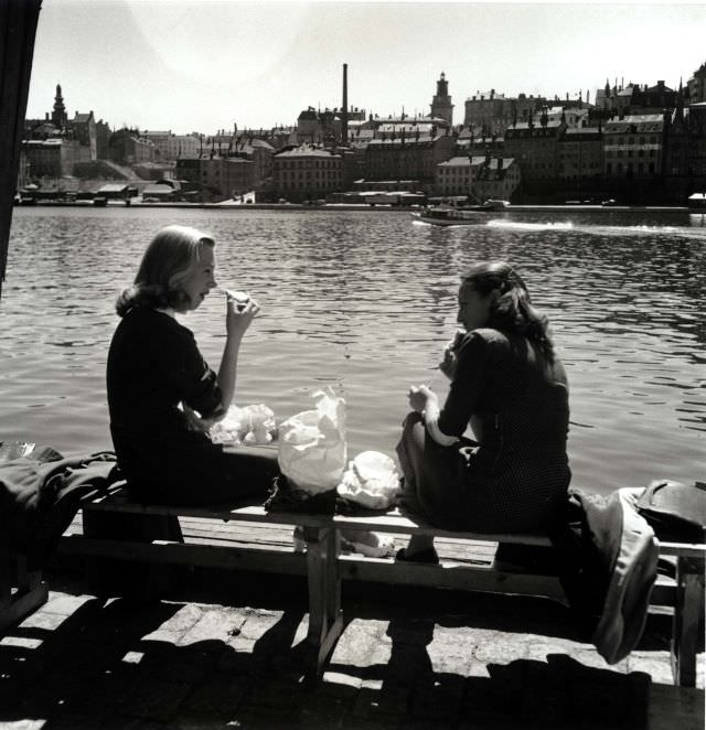 Two office girls having lunch at Riddarfjärden.