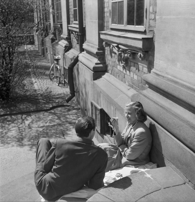 Two people having lunch in Riddarhustrappan.