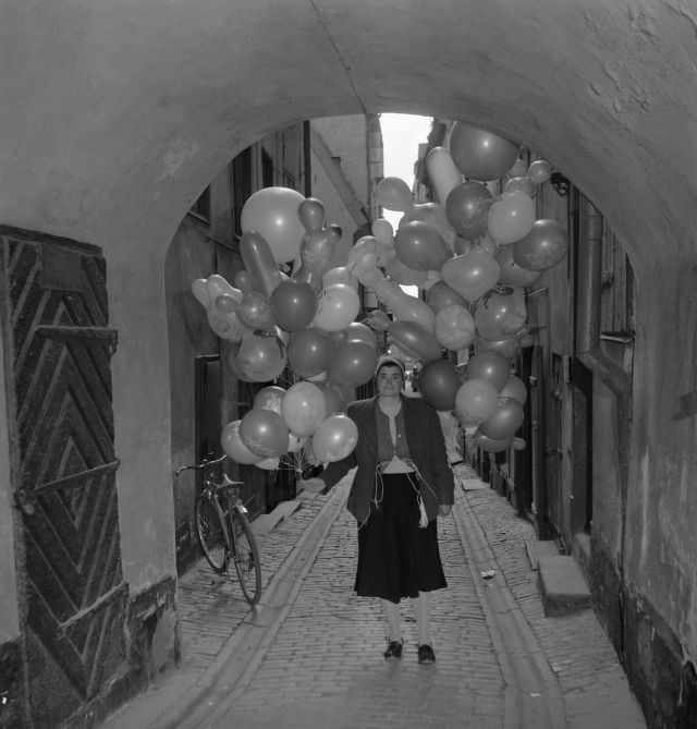 A woman with balloons in a vault in Gamla stan.