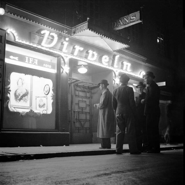 A group of swingpjattar outside the dance palace Virveln.