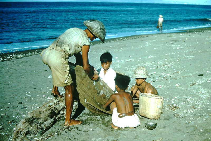Net fisherman and helpers, Sanur, 1952