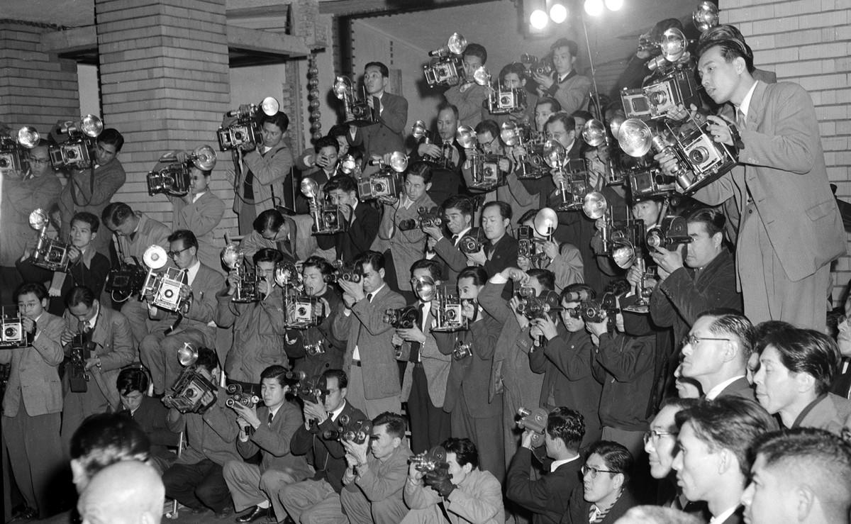Forty-five cameramen photograph the new Japanese cabinet at the Prime Minister's official residence in downtown Tokyo on December 17, 1954.