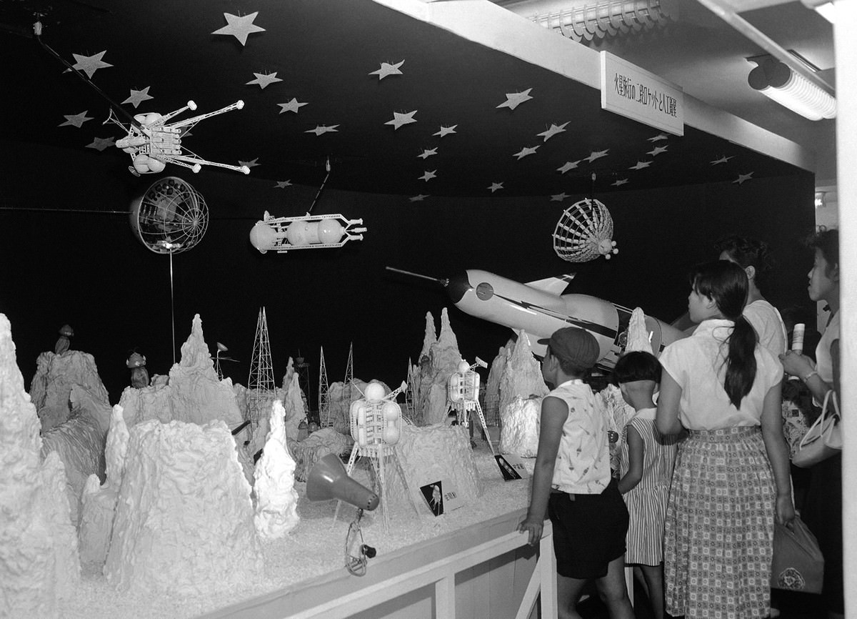 Japanese children press close to view an "outer world" space exhibit in a Tokyo department store on August 19, 1958.