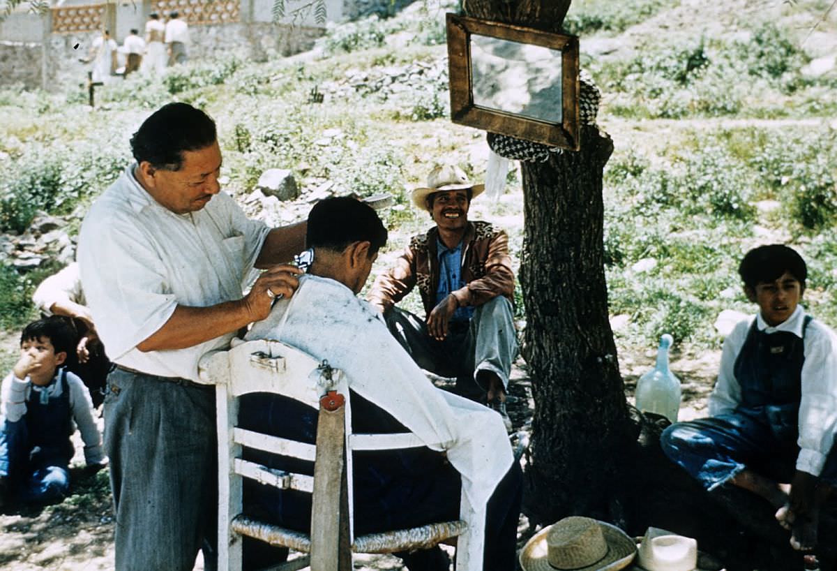 Spectacular Color Pictures Show Life In 1950s Mexico City