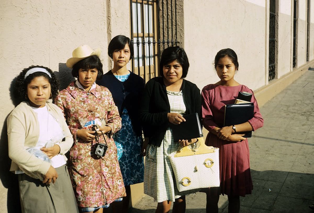 Spectacular Color Pictures Show Life In 1950s Mexico City