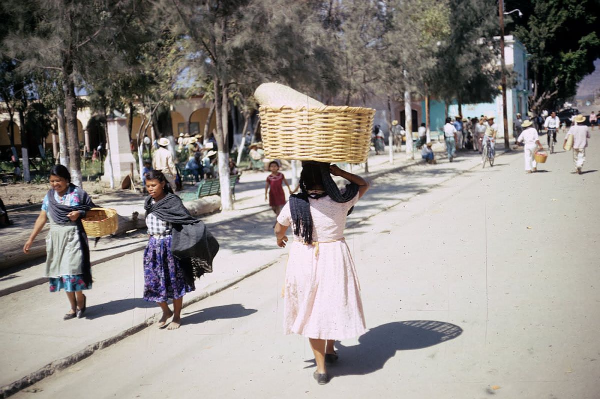 Spectacular Color Pictures Show Life In 1950s Mexico City