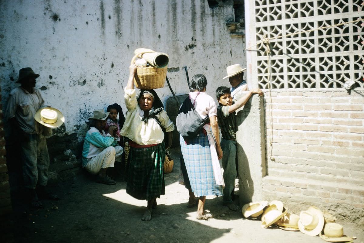 Spectacular Color Pictures Show Life In 1950s Mexico City