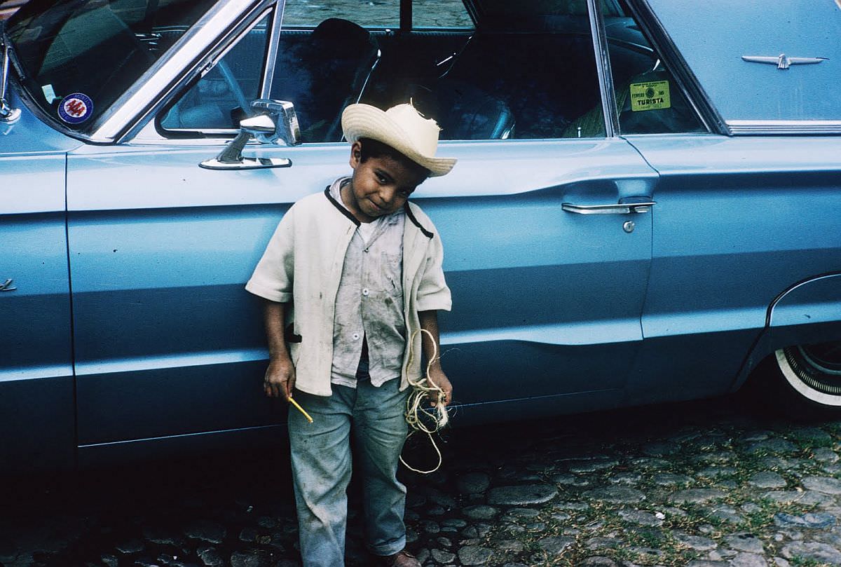 Spectacular Color Pictures Show Life In 1950s Mexico City