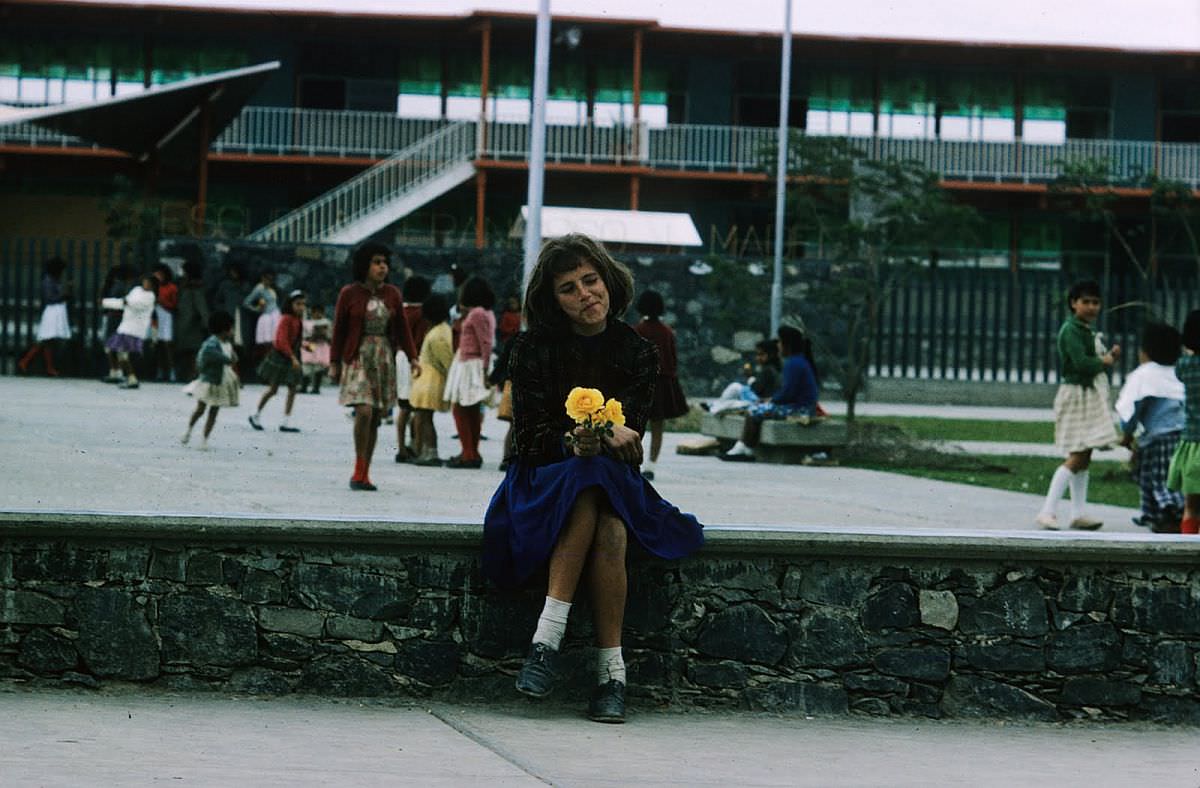 Spectacular Color Pictures Show Life In 1950s Mexico City