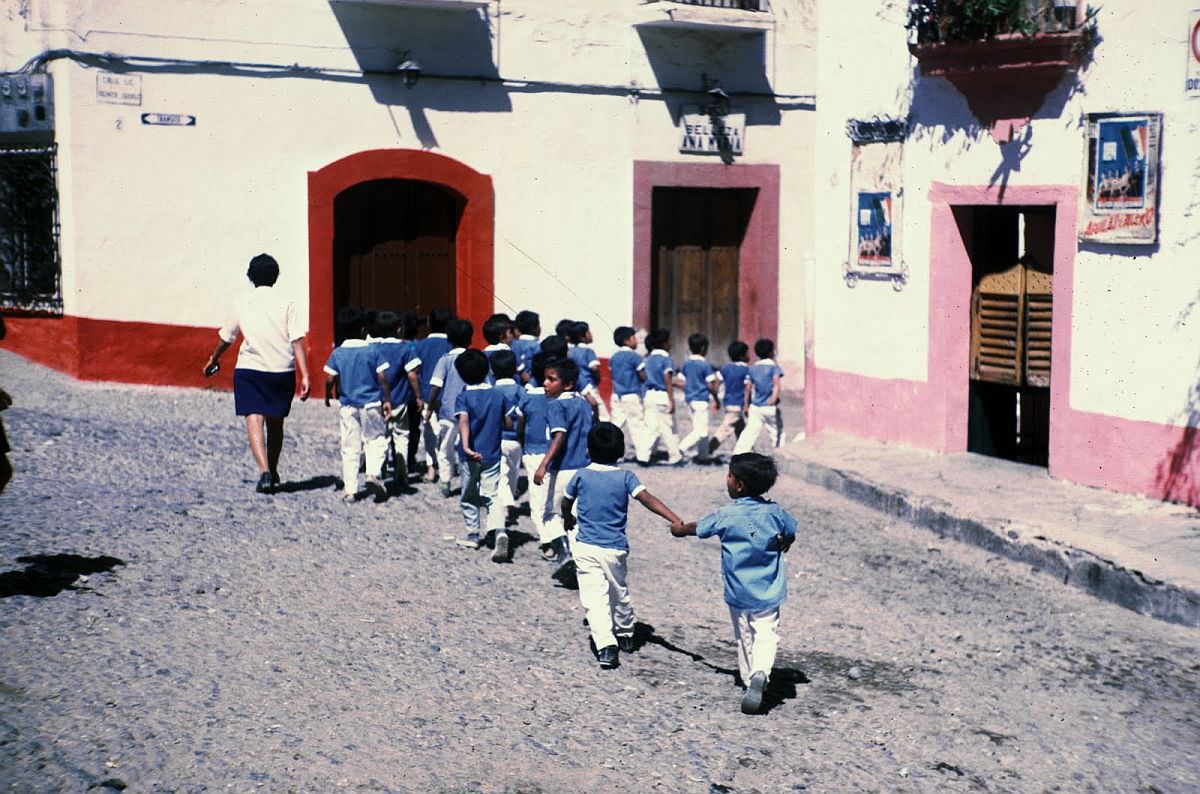 Spectacular Color Pictures Show Life In 1950s Mexico City