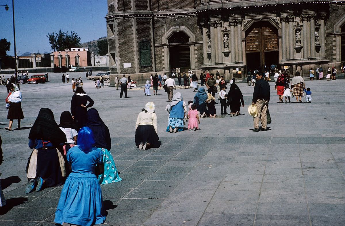 Spectacular Color Pictures Show Life In 1950s Mexico City