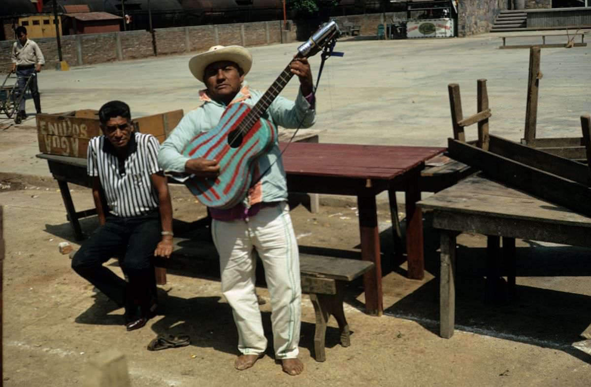 Spectacular Color Pictures Show Life In 1950s Mexico City