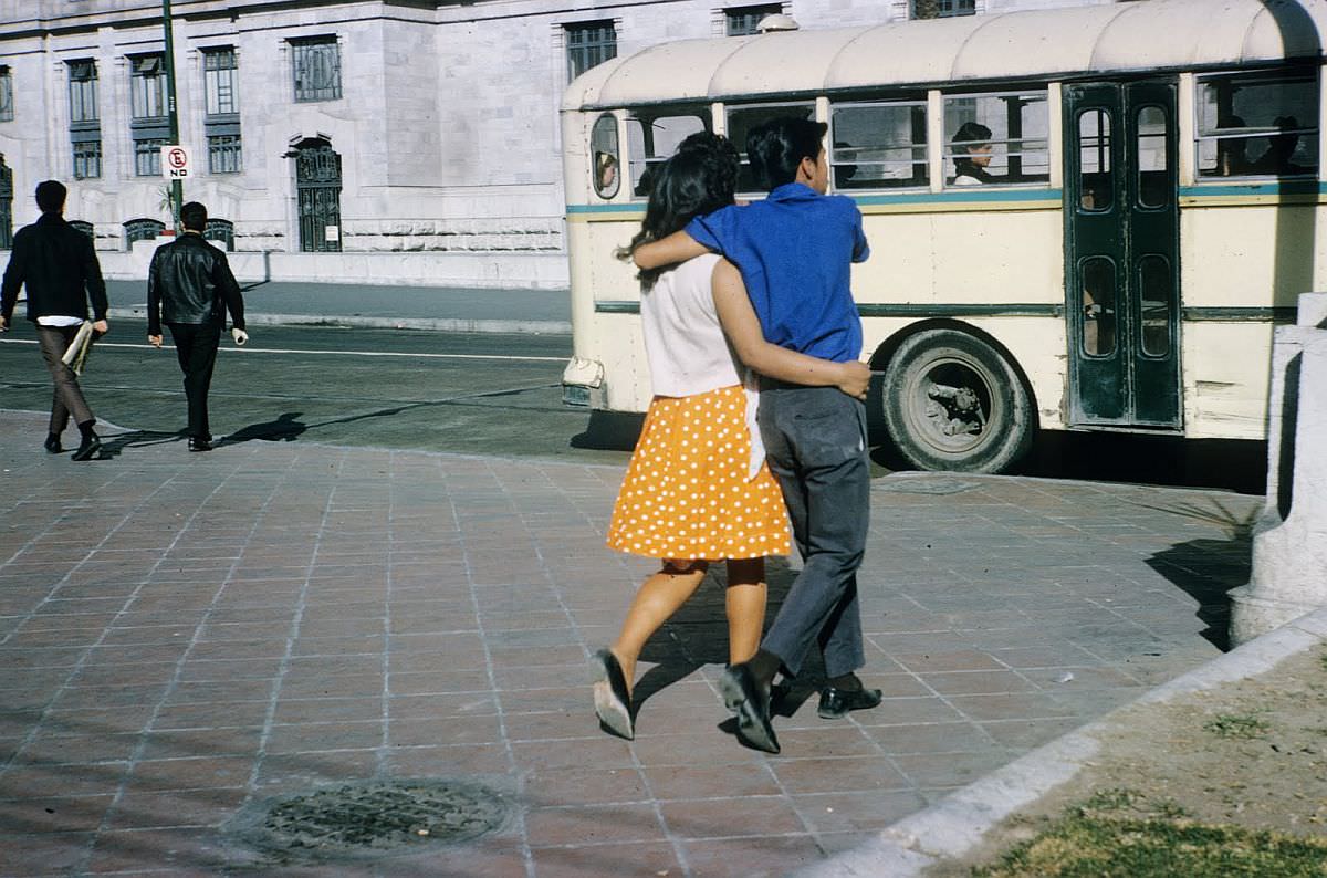 Spectacular Color Pictures Show Life In 1950s Mexico City