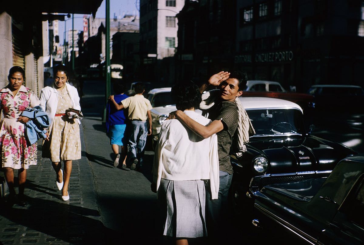 Spectacular Color Pictures Show Life In 1950s Mexico City