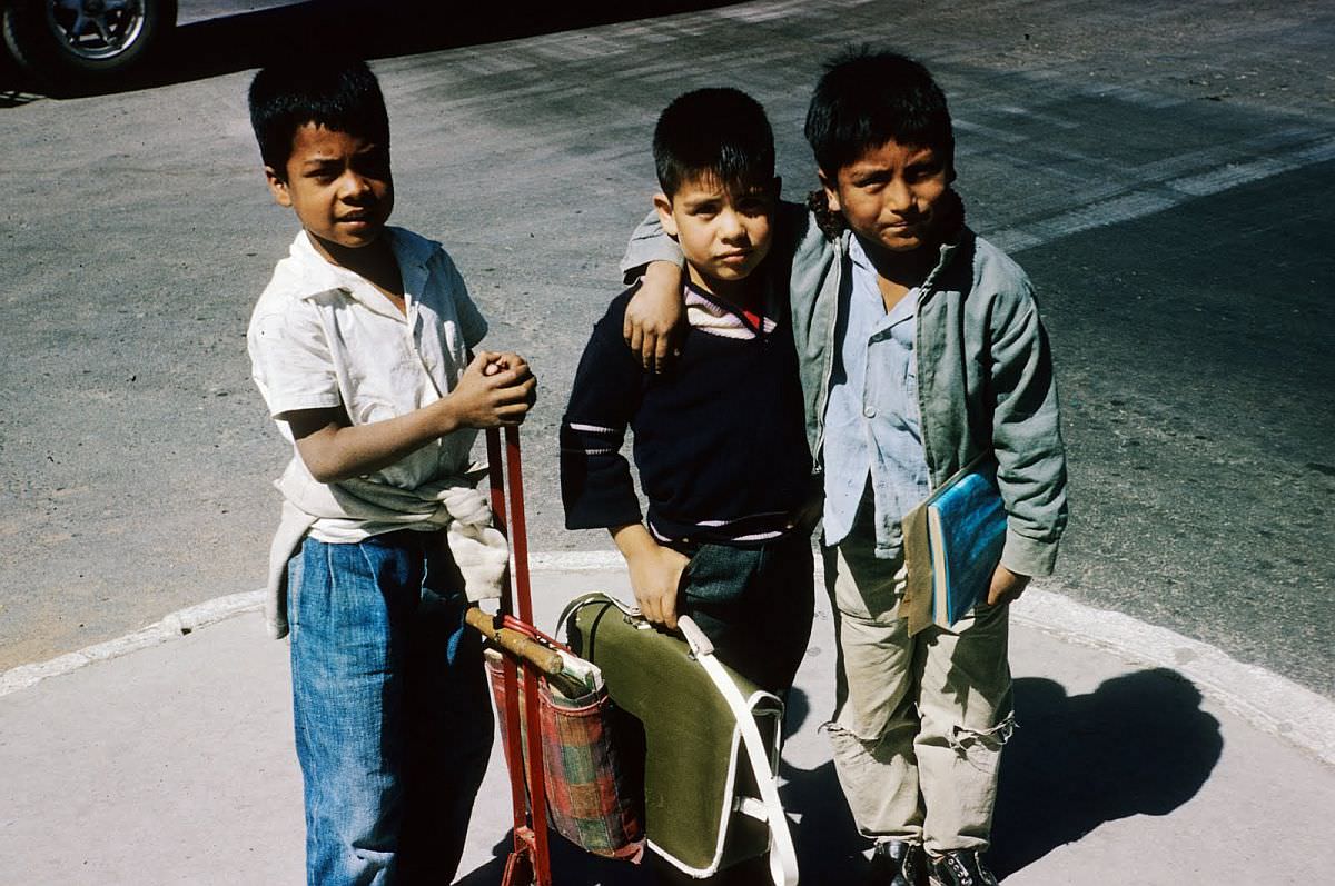 Spectacular Color Pictures Show Life In 1950s Mexico City