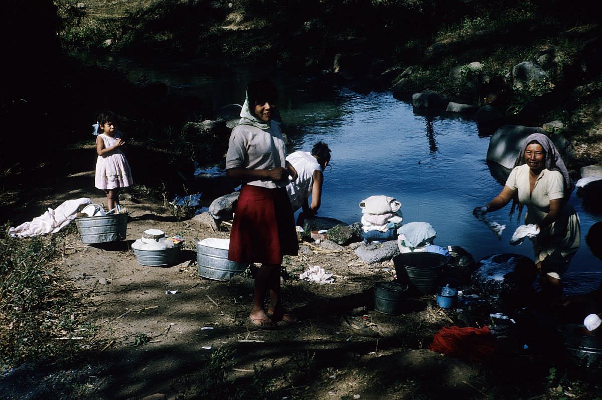 Spectacular Color Pictures Show Life In 1950s Mexico City