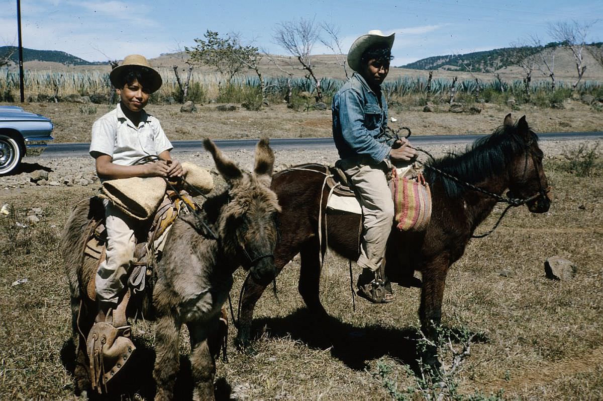 Spectacular Color Pictures Show Life In 1950s Mexico City