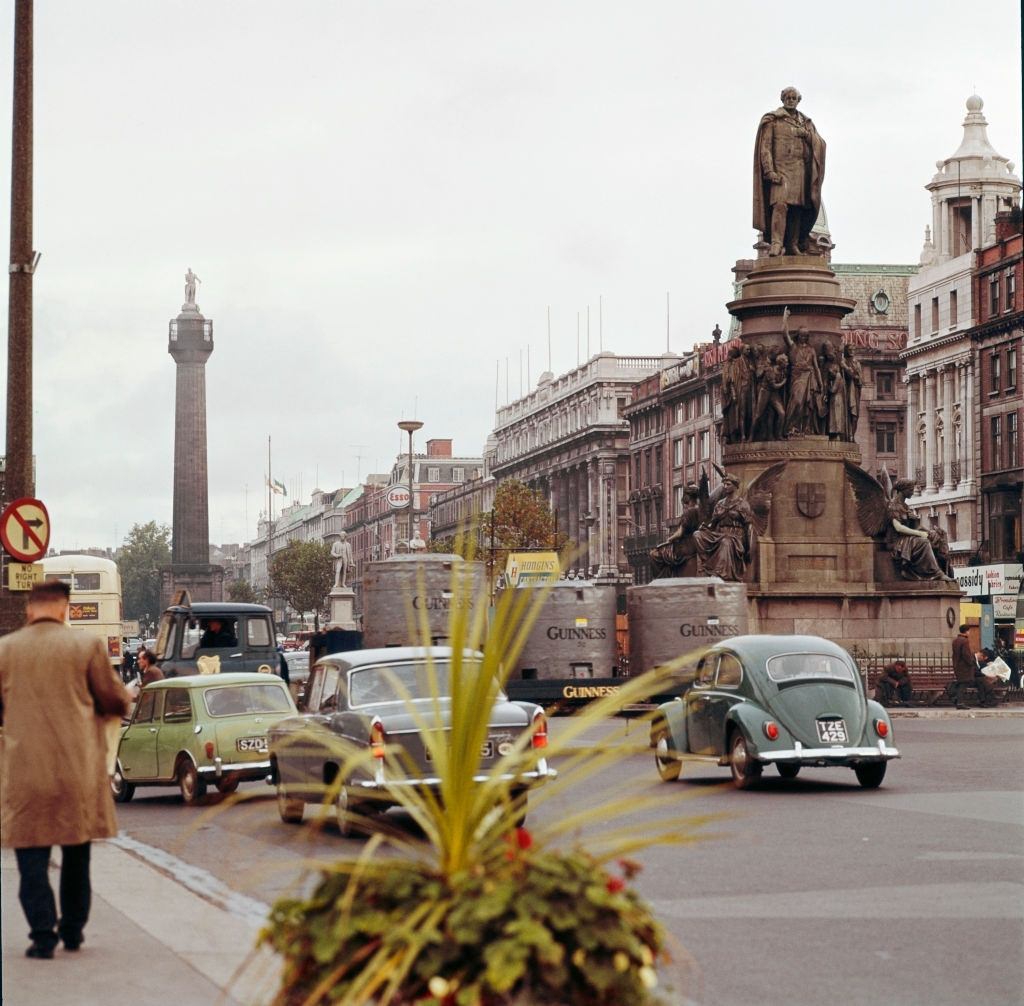 O'Connell monument and Nelson Pillar in Dublin, 1962.