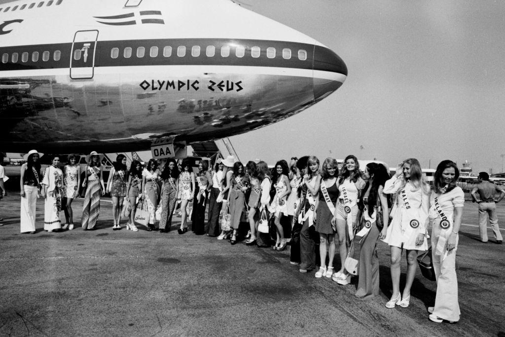 Participants in the Miss Universe competition at their arrivals from Athens airport on July 16, 1973, Greece.