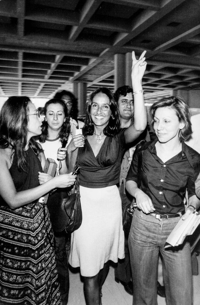 Joan Baez arrives at Athens Airport on July 30, 1974, Greece.