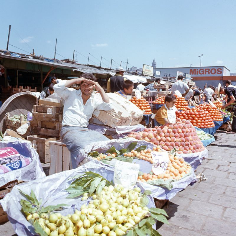 Hawkers at Eminönü, Istanbul, 1970s