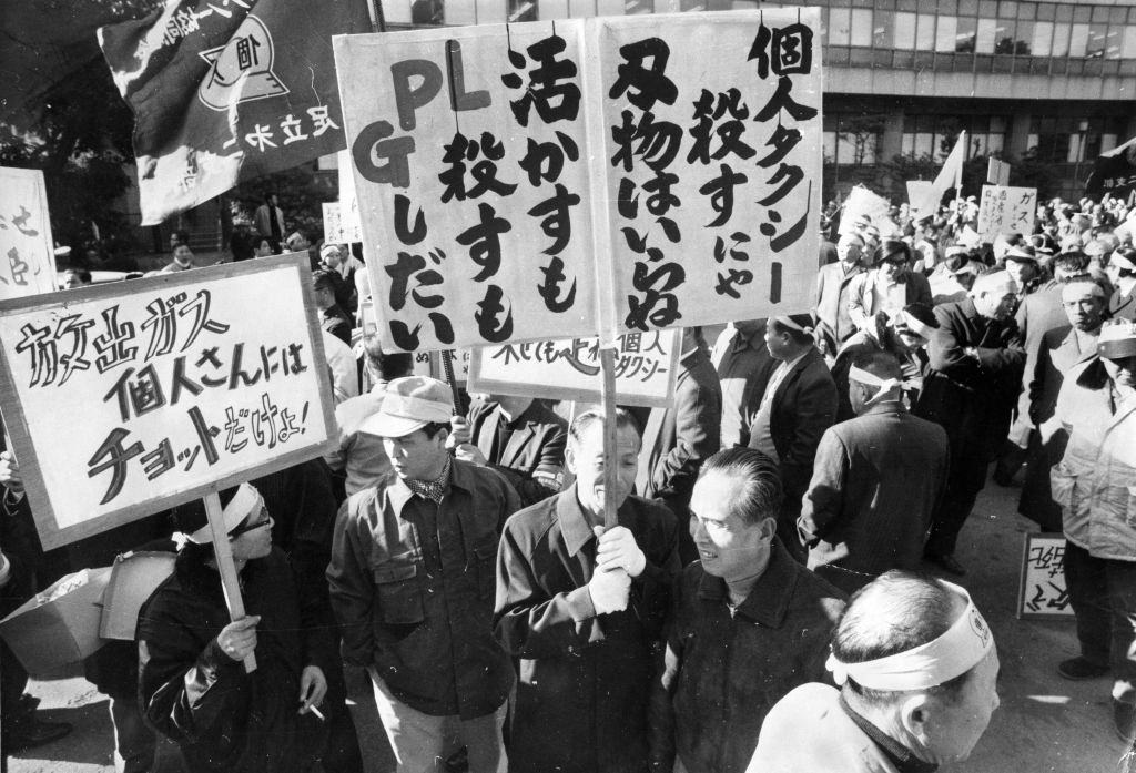 Private taxi drivers stage a rally demanding the release of the liquefied petroleum gas amid the oil crisis on December 11, 1973 in Tokyo, Japan.